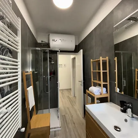 Dama - Parcheggio Privato - Vista Льерна